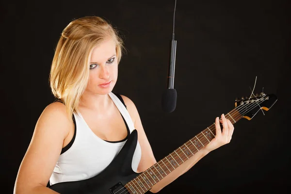 Mujer tocando en la guitarra eléctrica y cantando — Foto de Stock