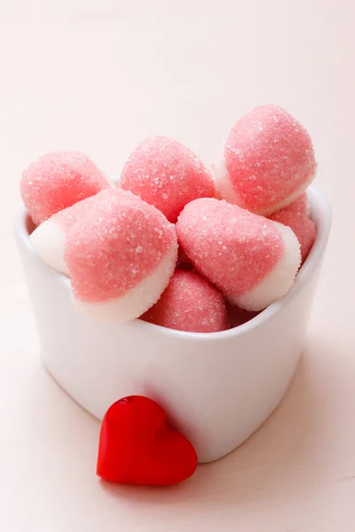 Roze gelei of marshmallows met suiker in kom — Stockfoto