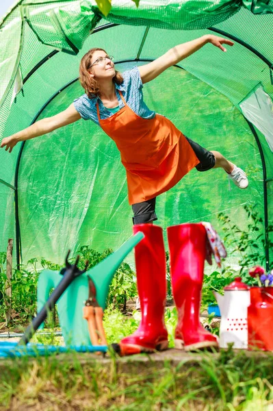 Perempuan petani dan alat berkebun di kebun — Stok Foto