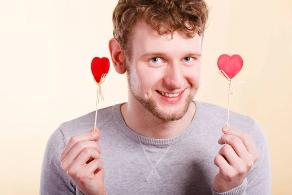 Fröhlicher Mann mit Herz. — Stockfoto