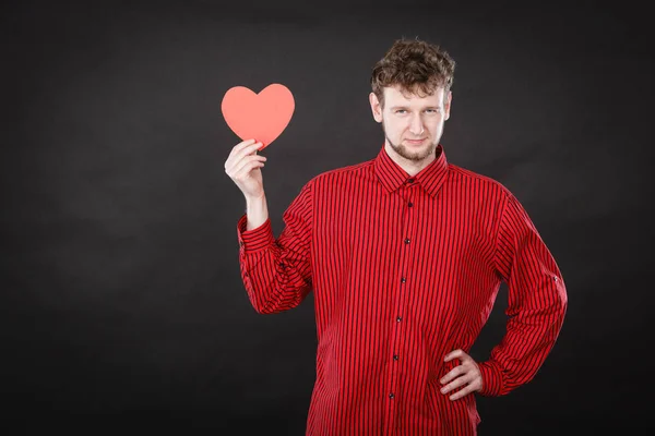 Junge verliebt in rotes Herz. — Stockfoto