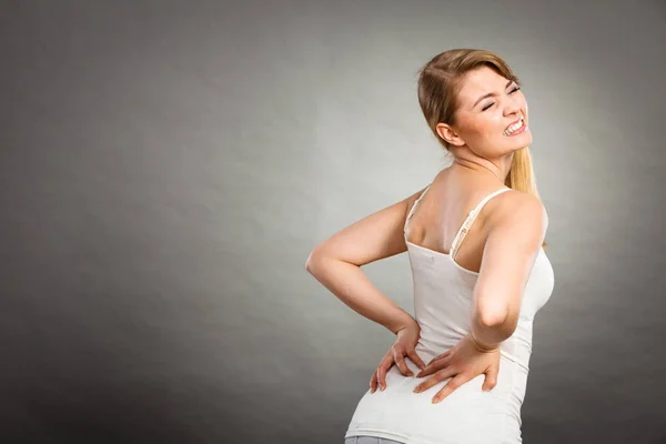Женщина, страдающая от боли в спине — стоковое фото