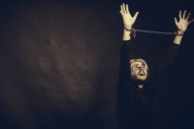 Öfkeli adam zincirleme elle, özgürlük yok
