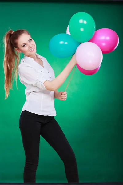 다채로운 풍선과 함께 재생 청소년 즐거운 여자 — 스톡 사진