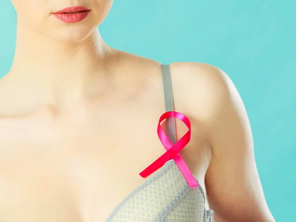 乳房癌意識のリボンとブラジャーの女性 — ストック写真