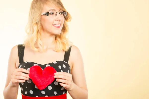 Mulher segurando símbolo de amor coração vermelho — Fotografia de Stock