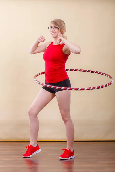 Uygun egzersiz yaparak hula hoop kadınla — Stok fotoğraf