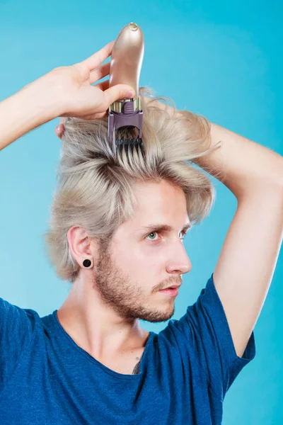 Man gaat zijn lange haren te scheren — Stockfoto