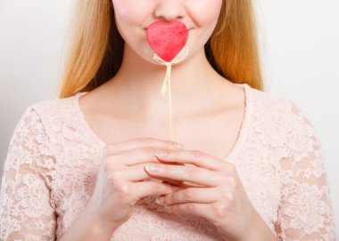 Sarışın güzel kız ağzına ezbere kapsayan.