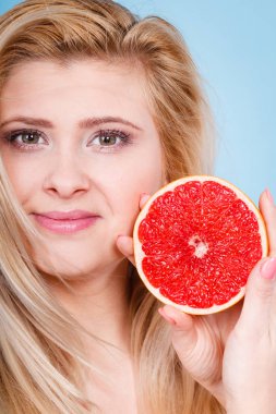 Kadın greyfurt narenciye meyve elinde tutan