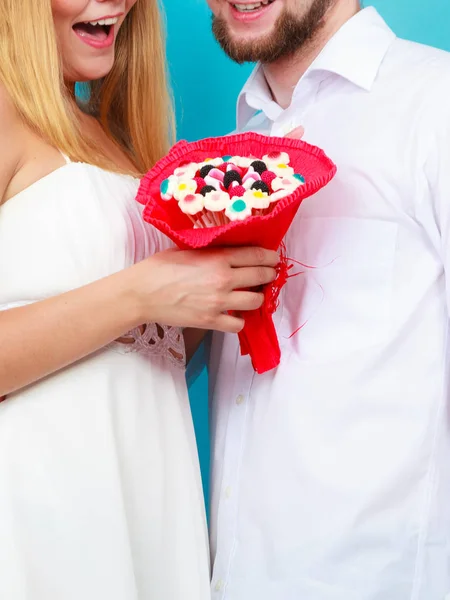 Primer plano de pareja con flores de ramo de caramelos. Amor. . — Foto de Stock