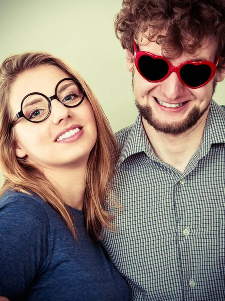 Feliz pareja hombre y mujer en gafas . — Foto de Stock