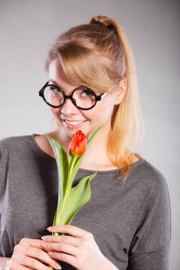 İnek kız koklama çiçek.