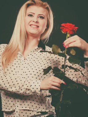 Siyah gül çiçek tutan kadın