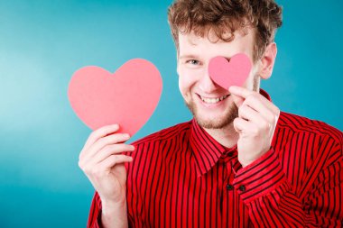 Kalpler tutan adam tezahürat.