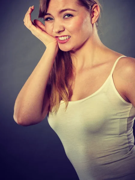 Mulher que sofre de dor de dente — Fotografia de Stock