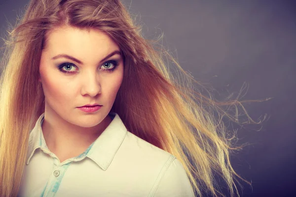 Mujer rubia atractiva con el pelo soplado por el viento —  Fotos de Stock