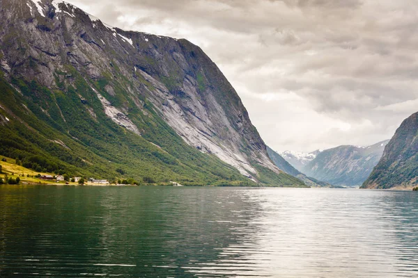 Ορεινό τοπίο και φιόρδ στη Νορβηγία — Φωτογραφία Αρχείου