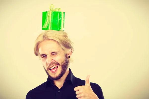 Άνθρωπος με πράσινη συσκευασία δώρου στο κεφάλι του — Φωτογραφία Αρχείου