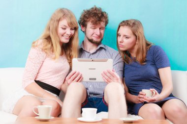 Arkadaşlar internet tablet üzerinde tarama rahatlatıcı.