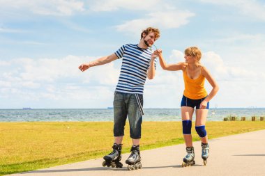 Dışarıda paten süren genç bir çift.