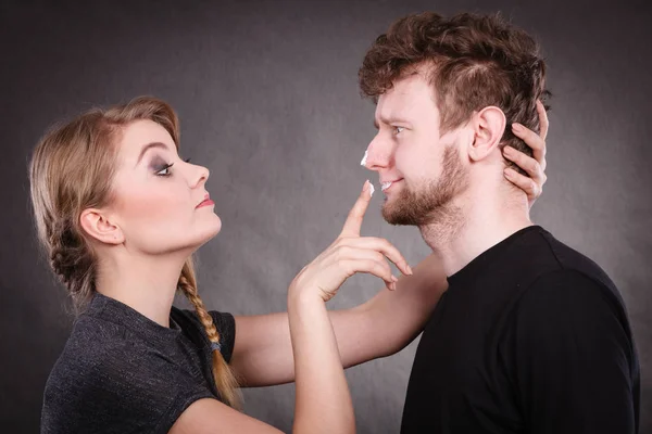 Použití krému na obličej muže žena. — Stock fotografie