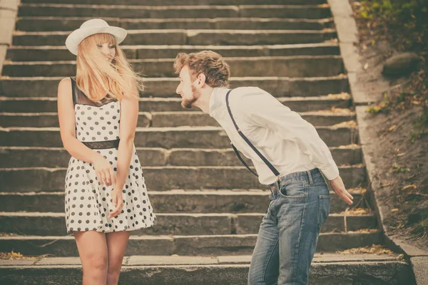 Liebespaar flirtet im Retro-Stil auf Treppen — Stockfoto