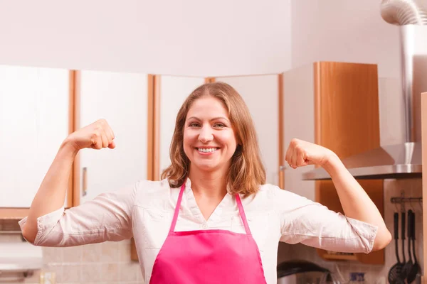 Счастливая домохозяйка на кухне — стоковое фото