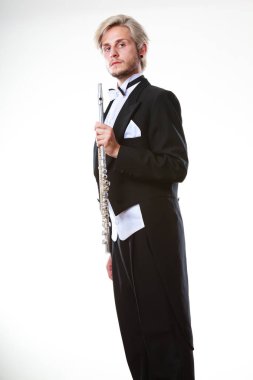 Purosuyla giyen erkek flütçü flüt tutan