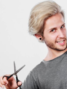 Adam texturizing veya inceltme makası makas ile kesme