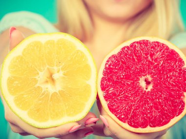 Halfs sarı kırmızı greyfurt narenciye meyve insan elinde