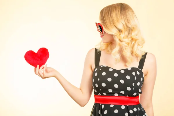 Mujer sosteniendo corazón rojo símbolo de amor —  Fotos de Stock