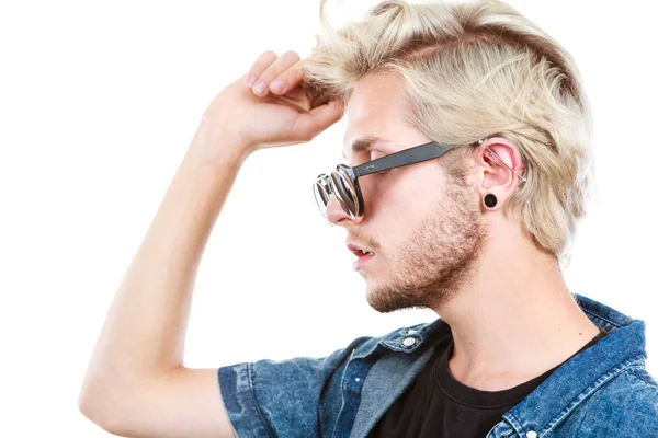 Hipster homem artístico com óculos de sol, retrato de perfil — Fotografia de Stock