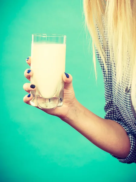 Vrouw hand met glas melk — Stockfoto