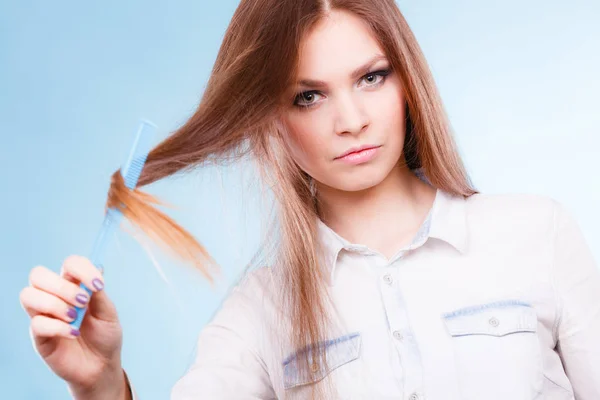 Mujer de pelo largo peinándose el pelo . —  Fotos de Stock