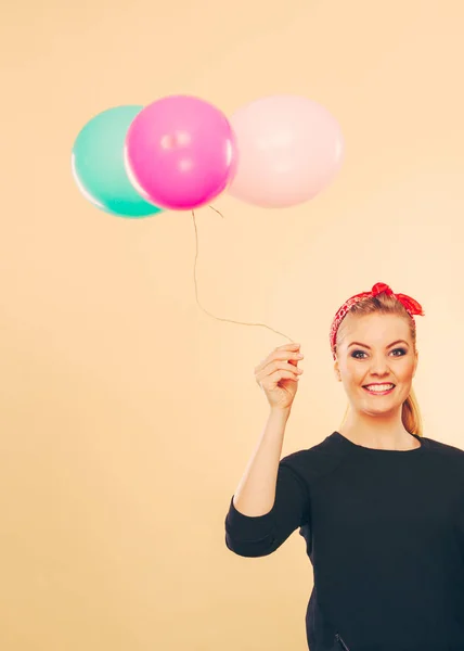 Счастливая улыбающаяся женщина с воздушными шарами . — стоковое фото