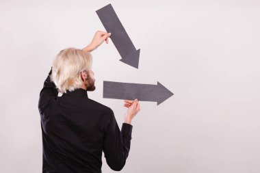 Aynı yönde iki oklar tutan adam