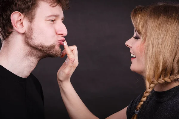 Jovem casal brincando com creme . — Fotografia de Stock