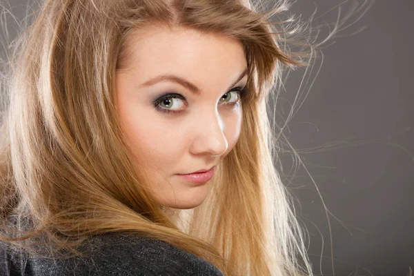 Attraktive blonde Frau mit windgewehten Haaren — Stockfoto