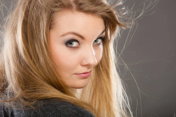 Mujer rubia atractiva con el pelo soplado por el viento — Foto de Stock