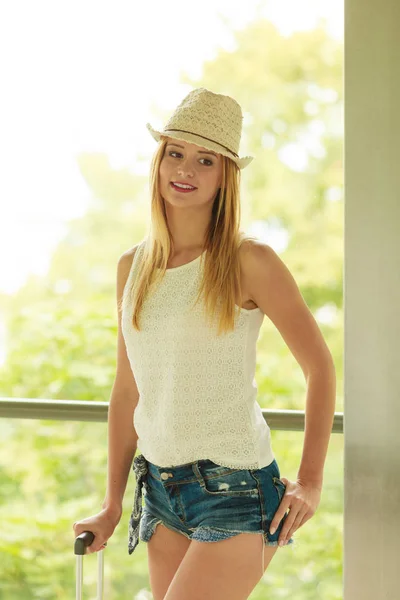 Mulher atraente usando chapéu de sol e top branco — Fotografia de Stock