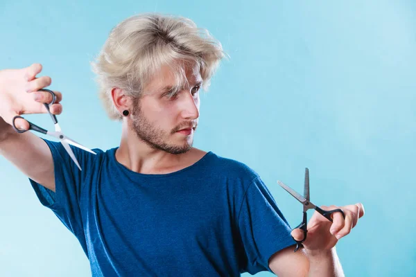 Hombre con tijeras para corte de pelo — Foto de Stock