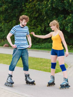 Dışarıda paten süren genç bir çift.