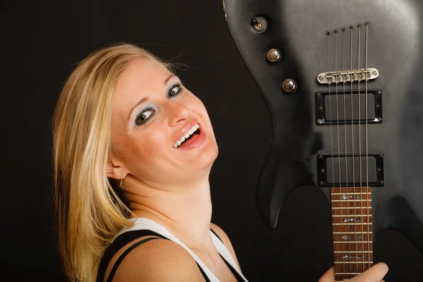 Blonde Frau mit E-Gitarre, schwarzem Hintergrund — Stockfoto