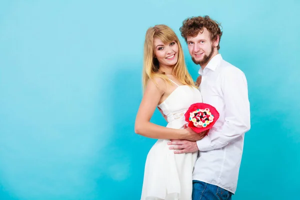 Casal com flores de grupo de doces. Amor. . — Fotografia de Stock