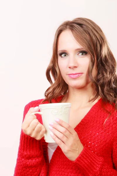 Otoño mujer sostiene taza con café caliente bebida —  Fotos de Stock