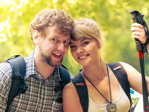 Hiking couple backpackers resting on forest trail — Stock Photo, Image