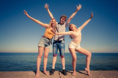 Grup arkadaşları erkek iki kız açık eğleniyor