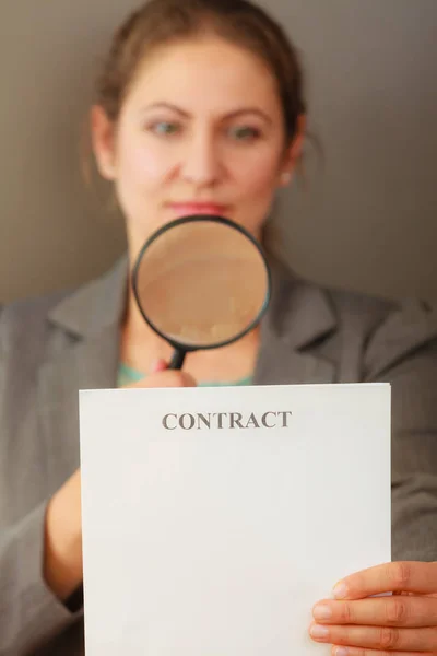 Zakenvrouw met contract en vergrootglas — Stockfoto