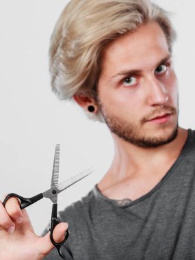 Adam texturizing veya inceltme makası makas ile kesme